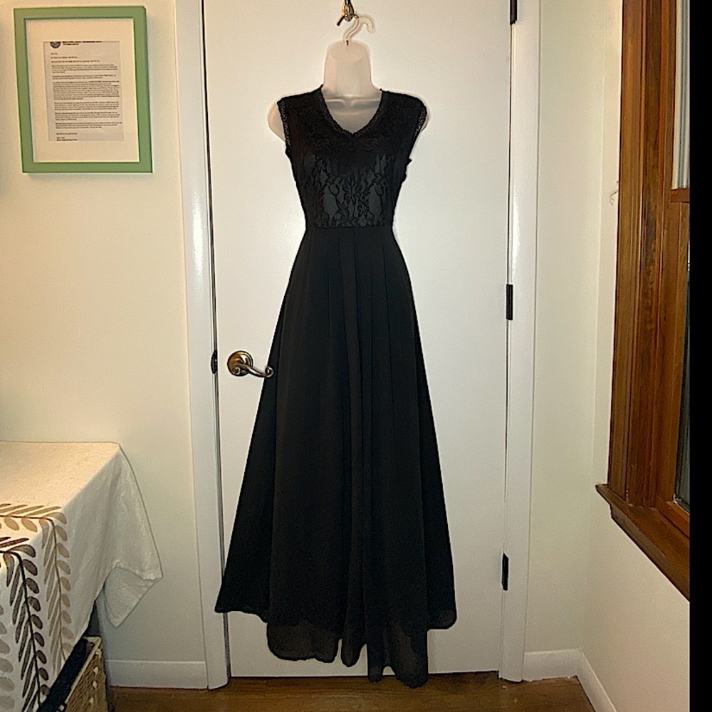 Long Lace Sleeveless Maxi Dress